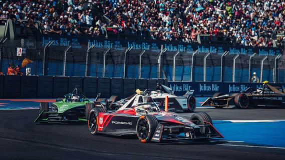 Formule E-auto's GEN 3 rijdend tijdens de GP van Mexico