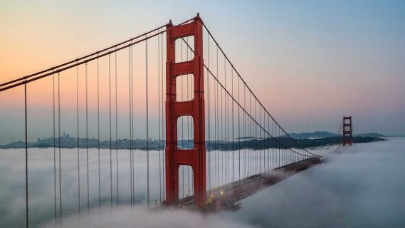 Golden Gate Bridge in de mist (of wolken)