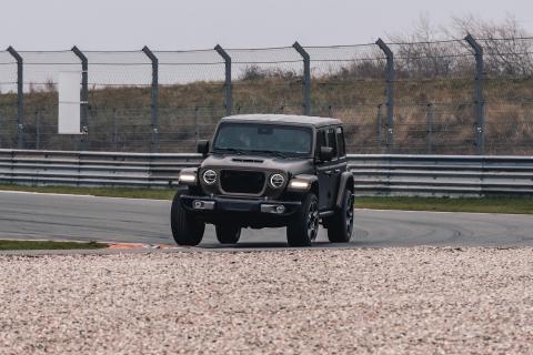 Jeep Wrangler 392 Sam's Garage rijdend op Circuit Zandvoort schuin voor