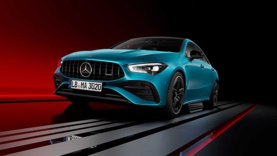 Mercedes-AMG CLA na update blauwe kleur schuin voor