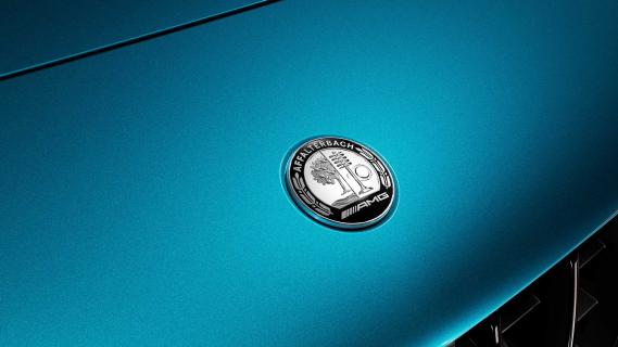 Mercedes-AMG CLA na update blauwe kleur motorkap met AMG-logo Affalterback embleem