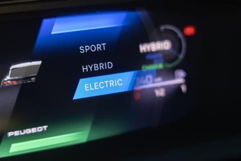 Peugeot 408 Hybrid 225 GT scherm rijmodi