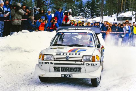 WRC Rally Zweden 1986 Juha Kankkunen en Juha Piironen rijdend in de sneeuw Peugeot 205