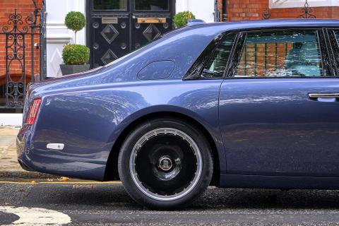 Rolls-Royce Phantom Series II zijkant achter