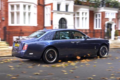 Rolls-Royce Phantom Series II rijdend schuin achter