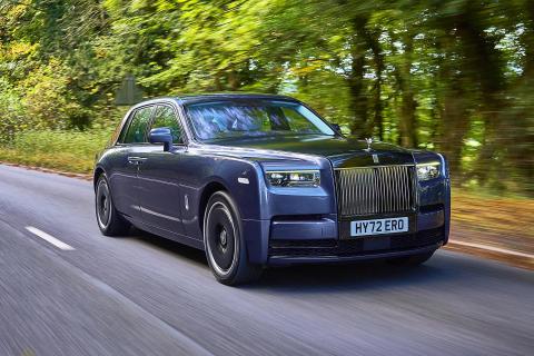 Rolls-Royce Phantom Series II rijdend schuin voor