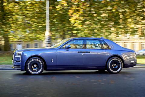 Rolls-Royce Phantom Series II rijdend zijkant