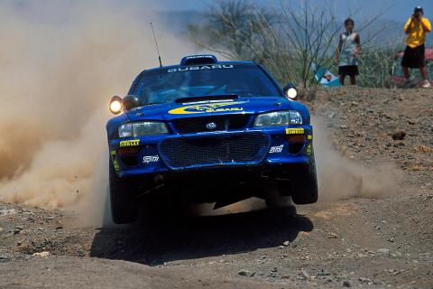 Juha Kankkunen tijdens WRC-rally Safari Rally met Subaru Impreza in 2000