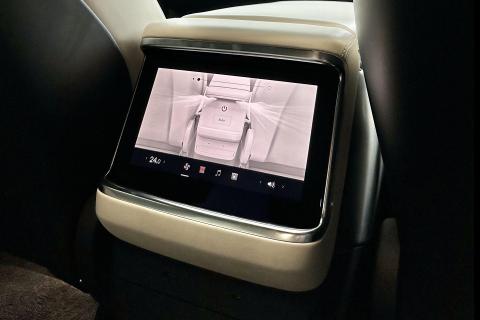 Tesla Model X Plaid interieur scherm achterin