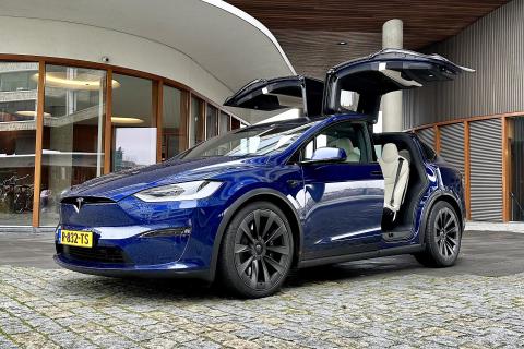 Tesla Model Y Plaid schuin voor met deuren open