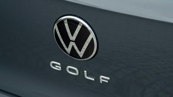 Volkswagen Golf achterkant ingezoomed op de VW Golf badge
