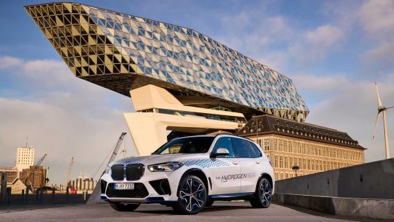 BMW iX5 Hydrogen stilstaand schuin voor