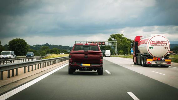 Ram pick-up op de Duitse snelweg (Autobahn)