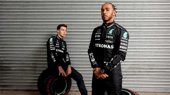 Hamilton en Russell in een garage