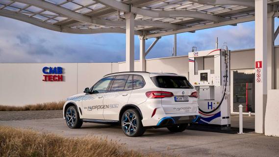 BMW iX5 Hydrogen bij tankstation