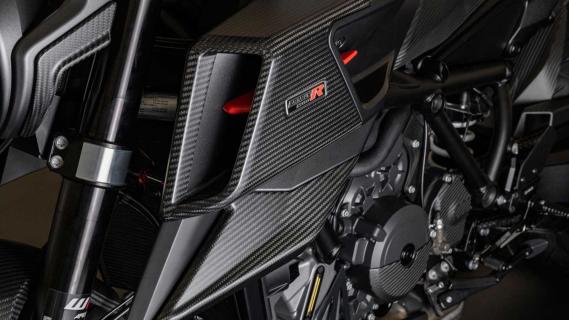 KTM Brabus 1300 R Edition 23 motor koolstofvezel cover en luchtinlaat
