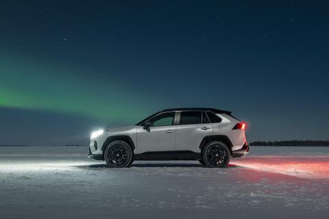 Toyota RAV4 GR Sport zijkant met noorderlicht