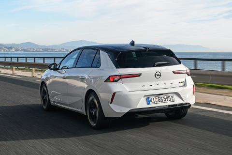 Opel Astra GSe (2023) rijdend schuin achter