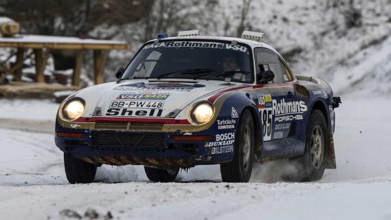 Porsche 959 Parijs-Dakar rijdend in de sneeuw schuin voor