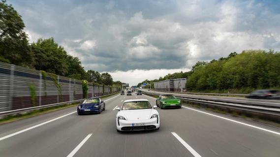 Porsche Taycan drie auto's op drie banen op de Autobahn (snelweg)