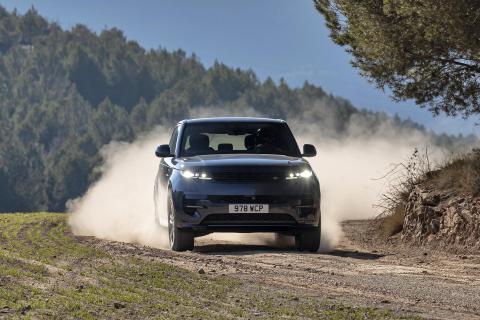 Range Rover Sport P510e Autobiography (2023) rijdend schuin voor offroad