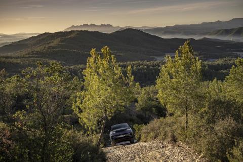 Range Rover Sport P510e Autobiography (2023) rijdend voorkant offroad