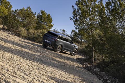 Range Rover Sport P510e Autobiography (2023) rijdend schuin achter offroad