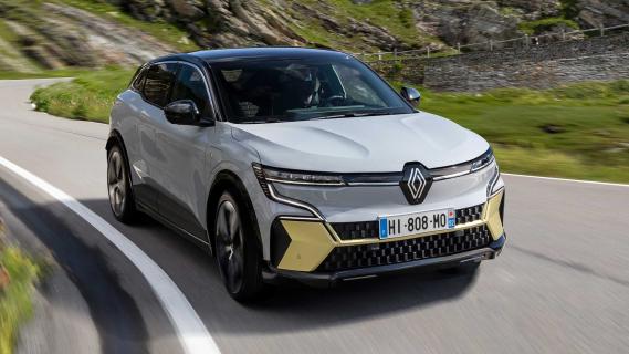 Renault Megane E-tech elektrisch rijdend schuin voor