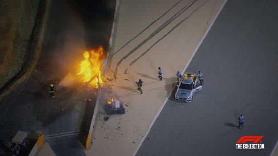 Crash Romain Grosjean GP van Bahrein 2020 overblijfselen afgebrande F1-auto Grosjean boven