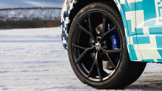 Volkswagen Touareg facelift (2023) in de sneeuw wiel