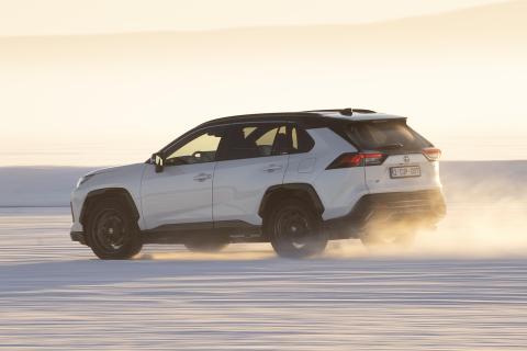 Toyota RAV4 GR Sport rijdend schuin achter ijsmeer sneeuw