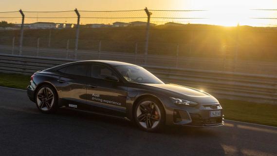 Audi RS e-tron GT rijdend schuin voor op Circuit Zandvoort zonsondergang