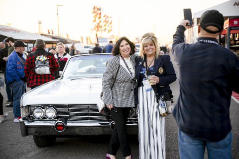 Barret-Jackson autoveiling publiek maakt foto voor auto