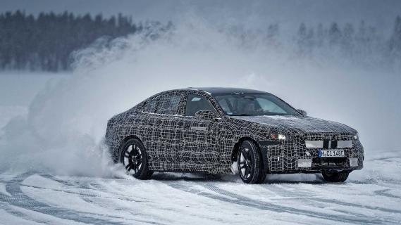 BMW i5 testauto driftend op een bevroren meer voorkant