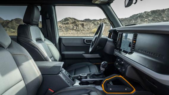 Ford Bronco Badlands 2023 interieur stoelen dashboard