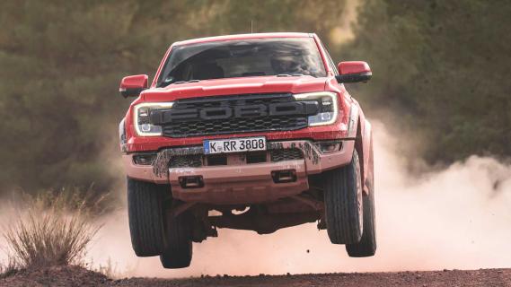 Ford Ranger Raptor rijdend op zandweg maakt een sprong