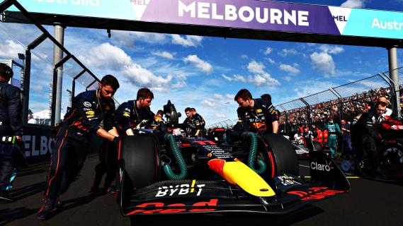 GP van Australië 2022 Pérez op de startgrid schuin voor met monteurs