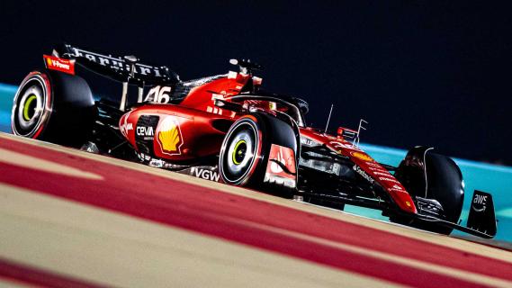 GP van Bahrein 2023 Charles Leclerc rijdend in het donker schuin voor