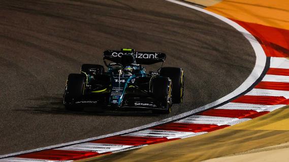 GP van Bahrein 2023 Fernando Alonso rijdend in het donker voorkant