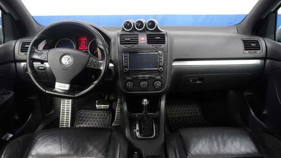 Volkswagen Golf GTI met kleine kentekenplaten
