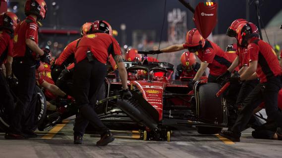 Charles Leclerc pitstop voorkant tijdens de F1 testdagen in Bahrein 2023