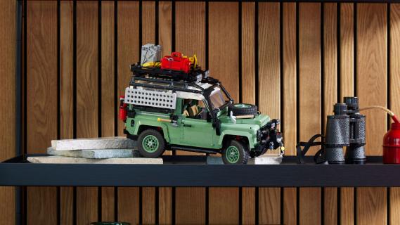 Lego Land Rover Defender 90 in de kast
