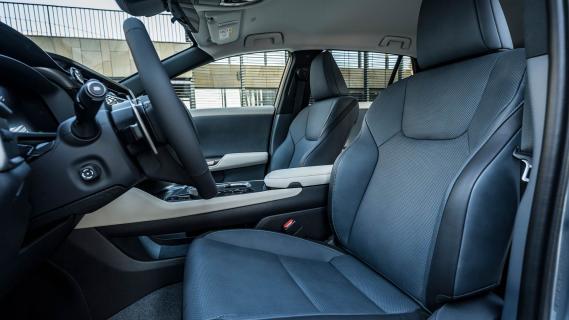 Lexus RZ 450e 2023: 1e rij-indruk interieur stoelen