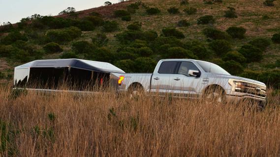 Lightship L1 caravan met Ford F-150 Lightning