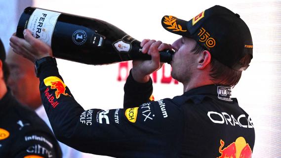 Max Verstappen drinkt champagne