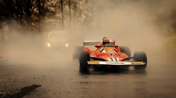 nicography77 schaalmodel fotografie Niki Lauda in Ferrari F1-auto achtervolgt door Herbie