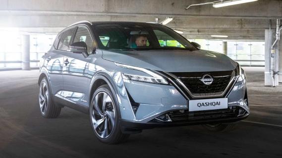 Nissan Qashqai rijdend in een garage schuin voor