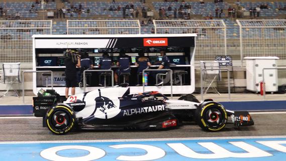 Nyck de Vries rijdend zijkant in de pitstraat tijdens de F1 testdagen in Bahrein 2023