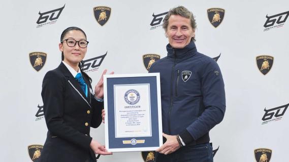 Stephan Winkelman met het certificaat van Guinness World Record voor langste parade Lamborghini's