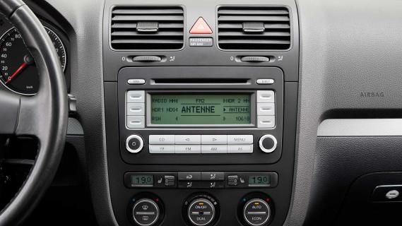 Volkswagen Golf 5 uit 2003 radio